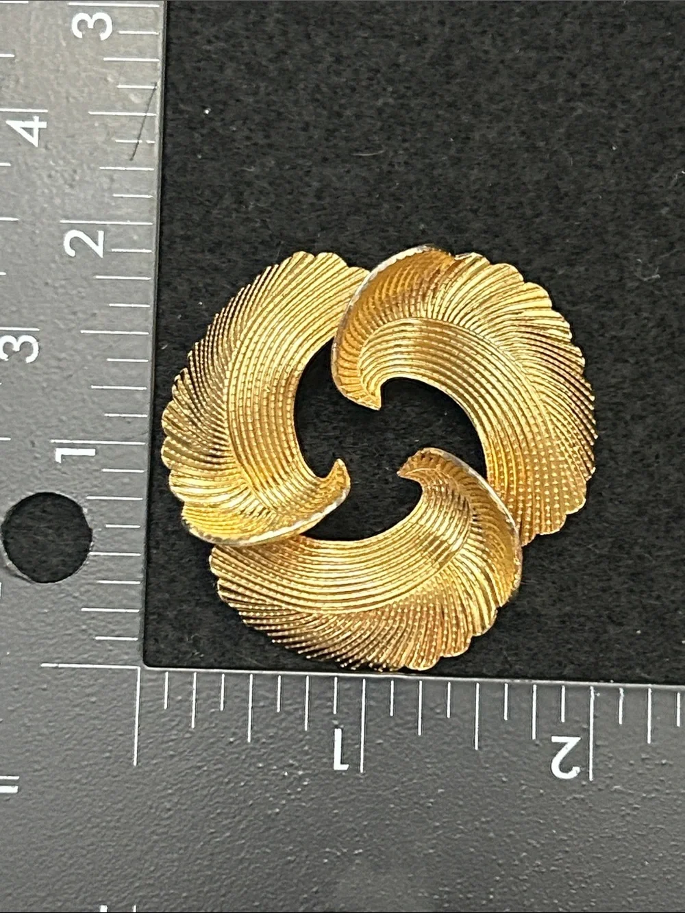 Gold Tone Swirl Textured Feather Leaf Brooch - Women’s Vintage Jewelry
